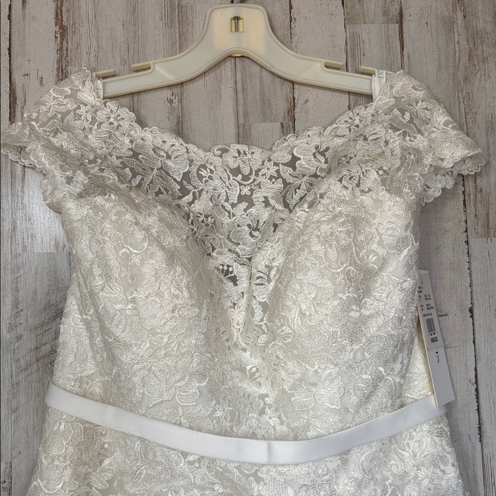 David's Bridal Ivory off the shoulder lace wedding dress